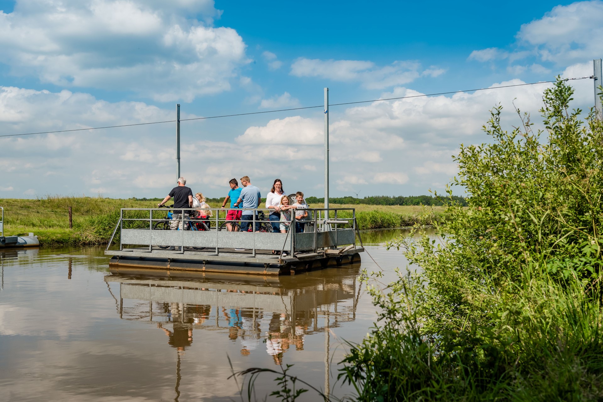 Die traditionelle Kurbelfähre in Holtland. Foto: djd | Touristik GmbH Südliches Ostfriesland | J. Prößdorf Die traditionelle Kurbelfähre in Holtland. Foto: djd | Touristik GmbH Südliches Ostfriesland | J. Prößdorf