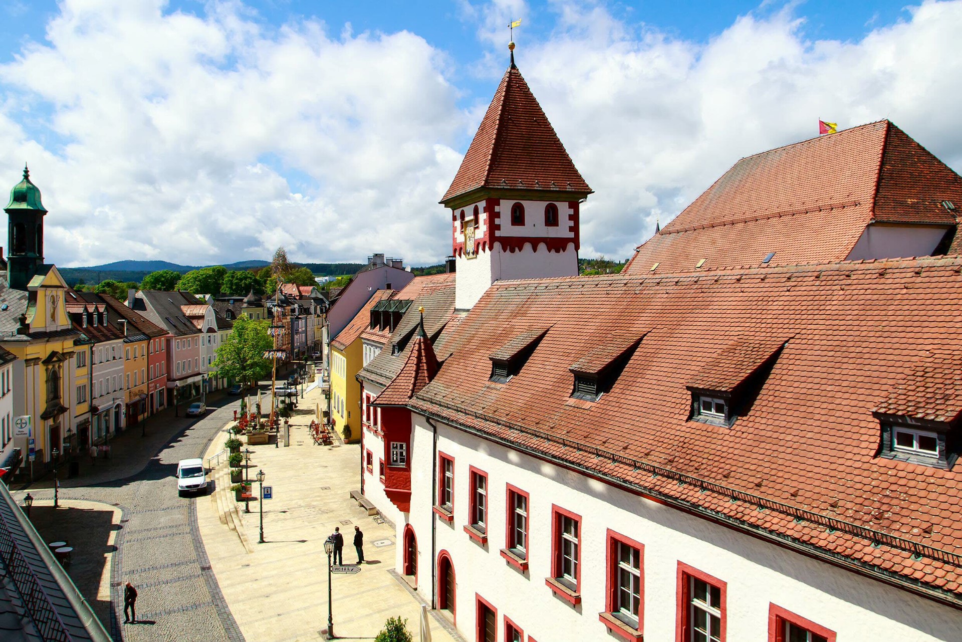 Ausgangspunkt des Goldsteigs: Im Mittelpunkt der Altstadt von Marktredwitz befindet sich das historische Rathaus. Foto: djd | Stadt Marktredwitz Ausgangspunkt des Goldsteigs: Im Mittelpunkt der Altstadt von Marktredwitz befindet sich das historische Rathaus. Foto: djd | Stadt Marktredwitz